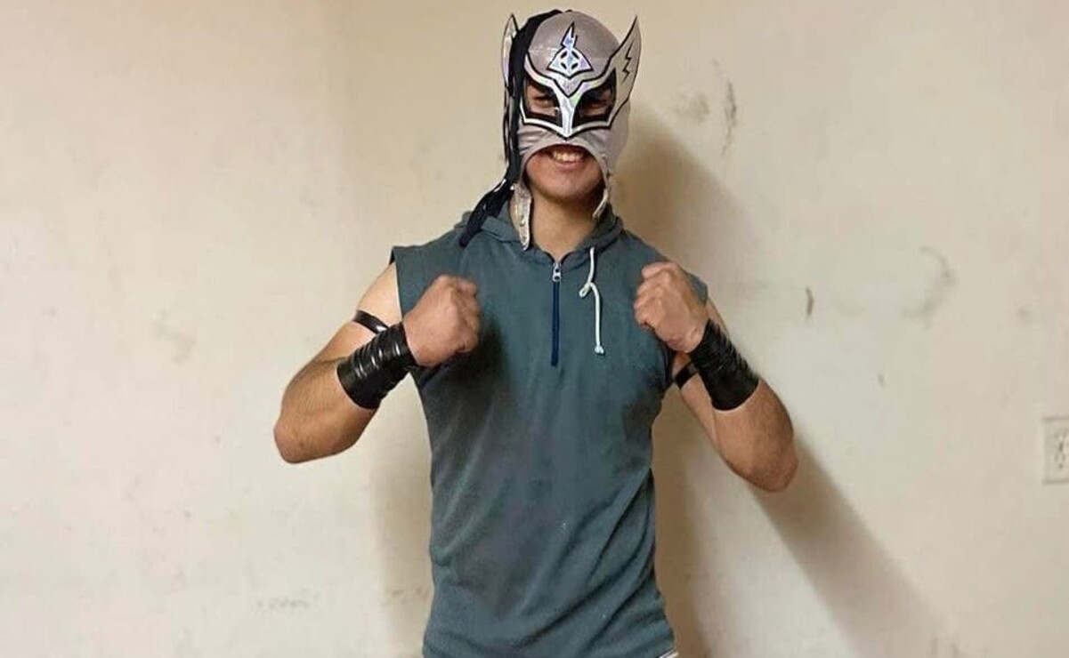 Thunder First invita a la gente a conocer la lucha libre en Toluca. Foto: Hanna Santillán