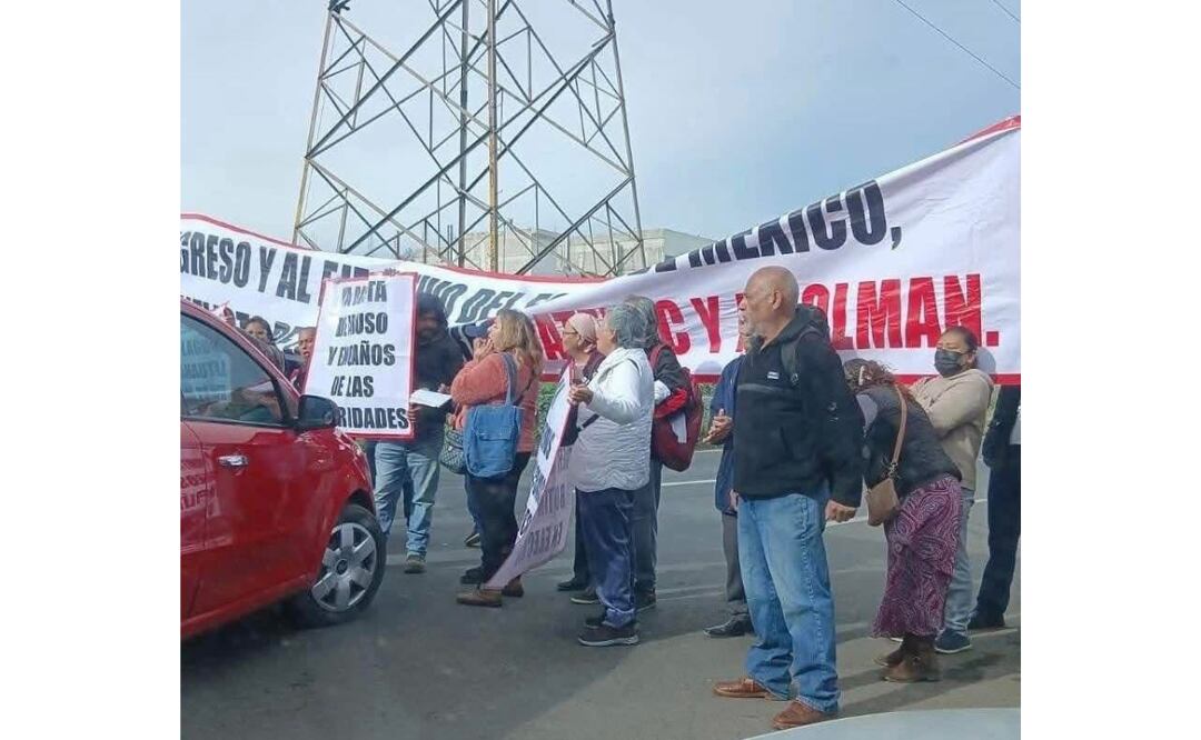 Vecinos de la colonia La Laguna Chiconautla bloquean la carretera Texcoco-Lechería para exigir la definición del diferendo territorial entre Ecatepec y Acolman, un conflicto sin resolver por casi 30 años. Foto: Especial