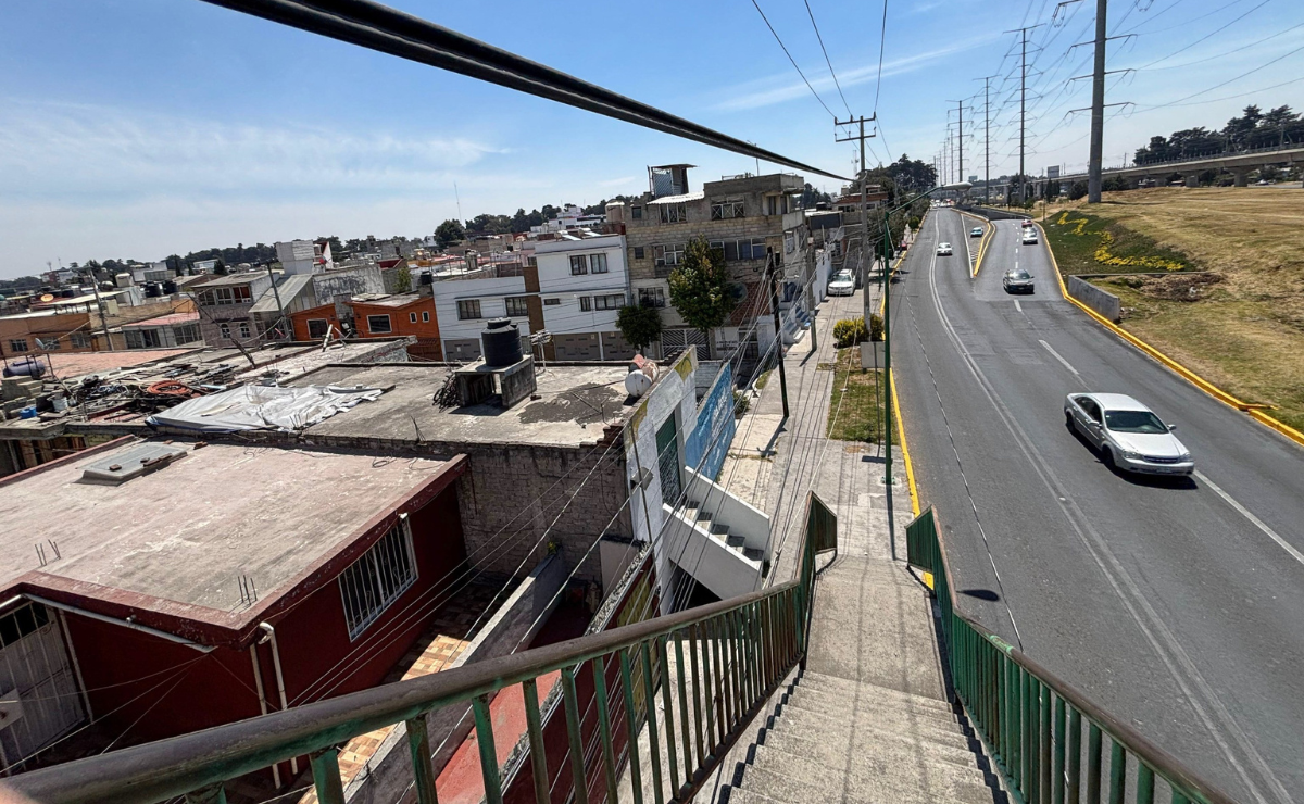 El óxido y la falta de pintura son solo algunos de los signos del abandono que sufren los puentes peatonales de Toluca. Foto: Arturo Hernández