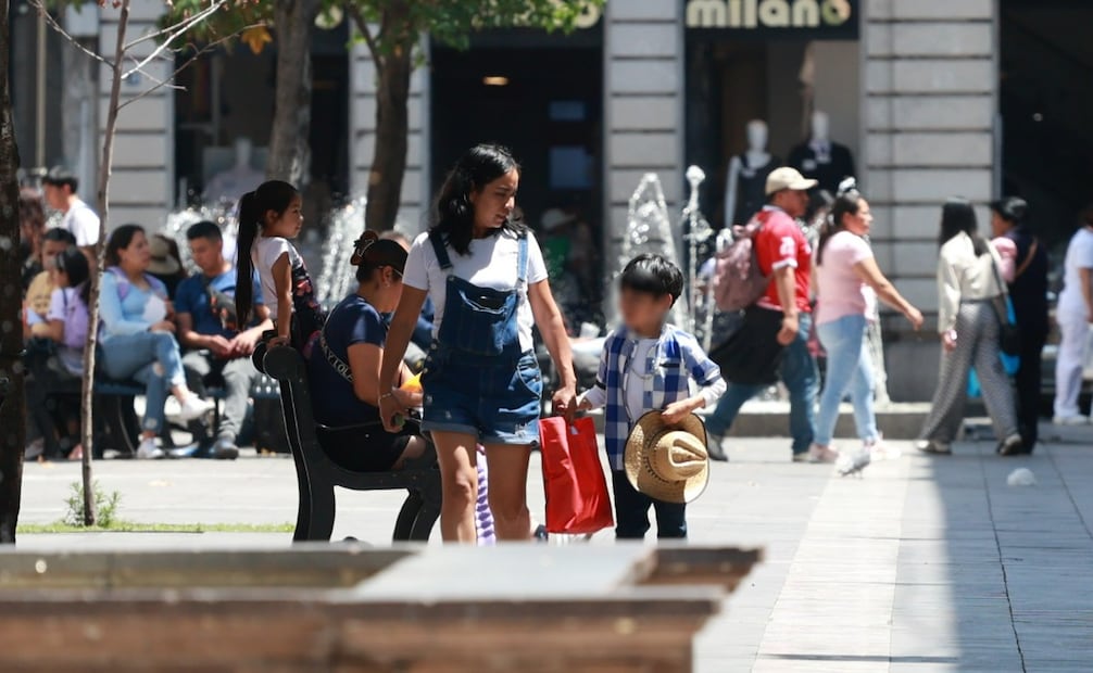 Padres de familia reportan que el costo de los juguetes y festejos escolares se ha igualado al de las fiestas decembrinas. Foto Alejandro Vargas / El Universal