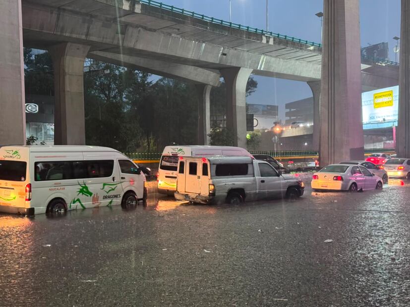 Caos vial en Periférico Norte, a la altura de Echegaray, tras los severos encharcamientos provocados por la tormenta de este domingo. Foto Valente Rosas / El Universal