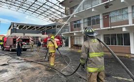 Bomberos de Metepec controlan incendio en el Colegio Cenca; no se reportan lesionados