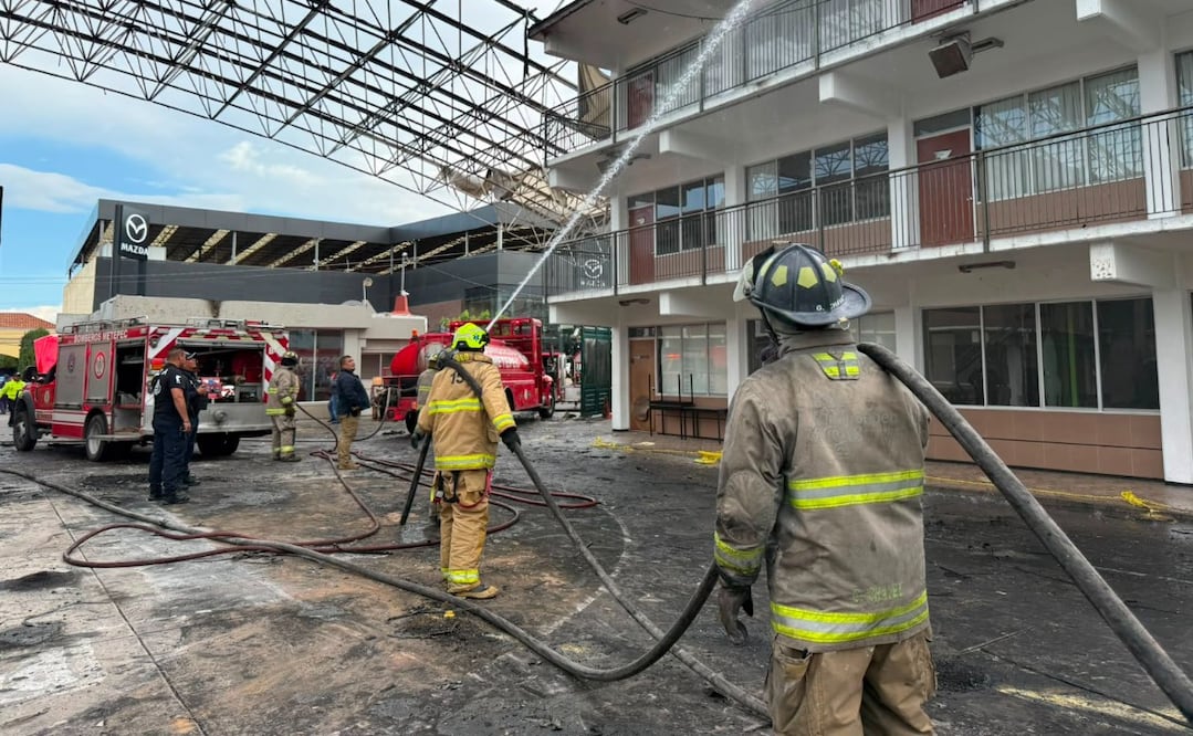 Cuerpos de emergencia acudieron al Colegio Cenca tras el reporte de un fuerte incendio al interior del plantel. Foto Especial