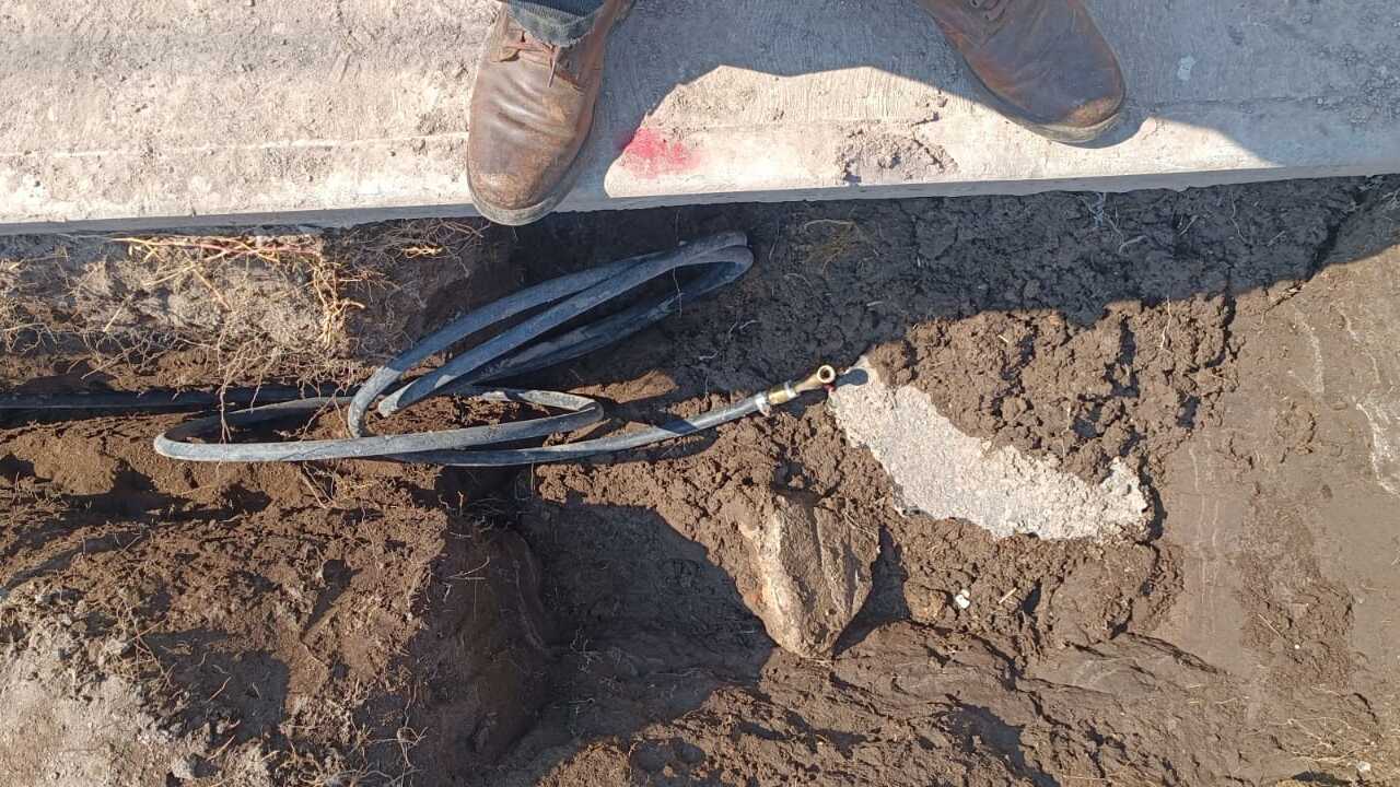 a policía de Ecatepec actuó tras una denuncia ciudadana, deteniendo a los presuntos responsables del robo de agua. Foto Especial