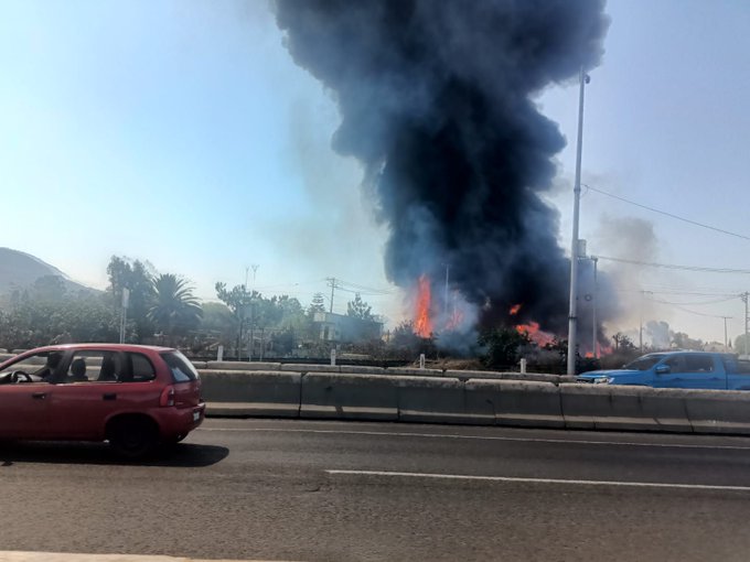 Incendio en la México-Pachuca causa alerta en Ojo de Agua; humo denso y tráfico