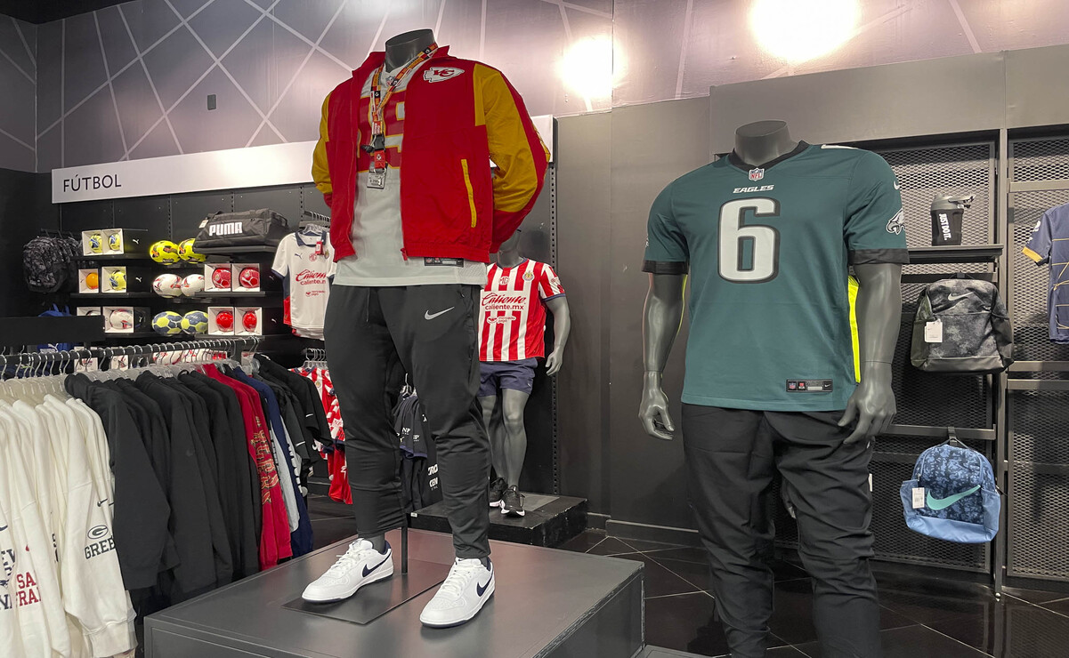 Las tiendas deportivas exhiben artículos de los equipos que jugarán / Foto Alejandro Vargas