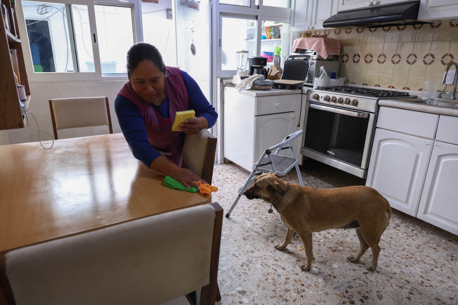 Calculan que el 77 por ciento de las trabajadoras del hogar lo hacen en condiciones de informalidad. Foto Arturo Hernández