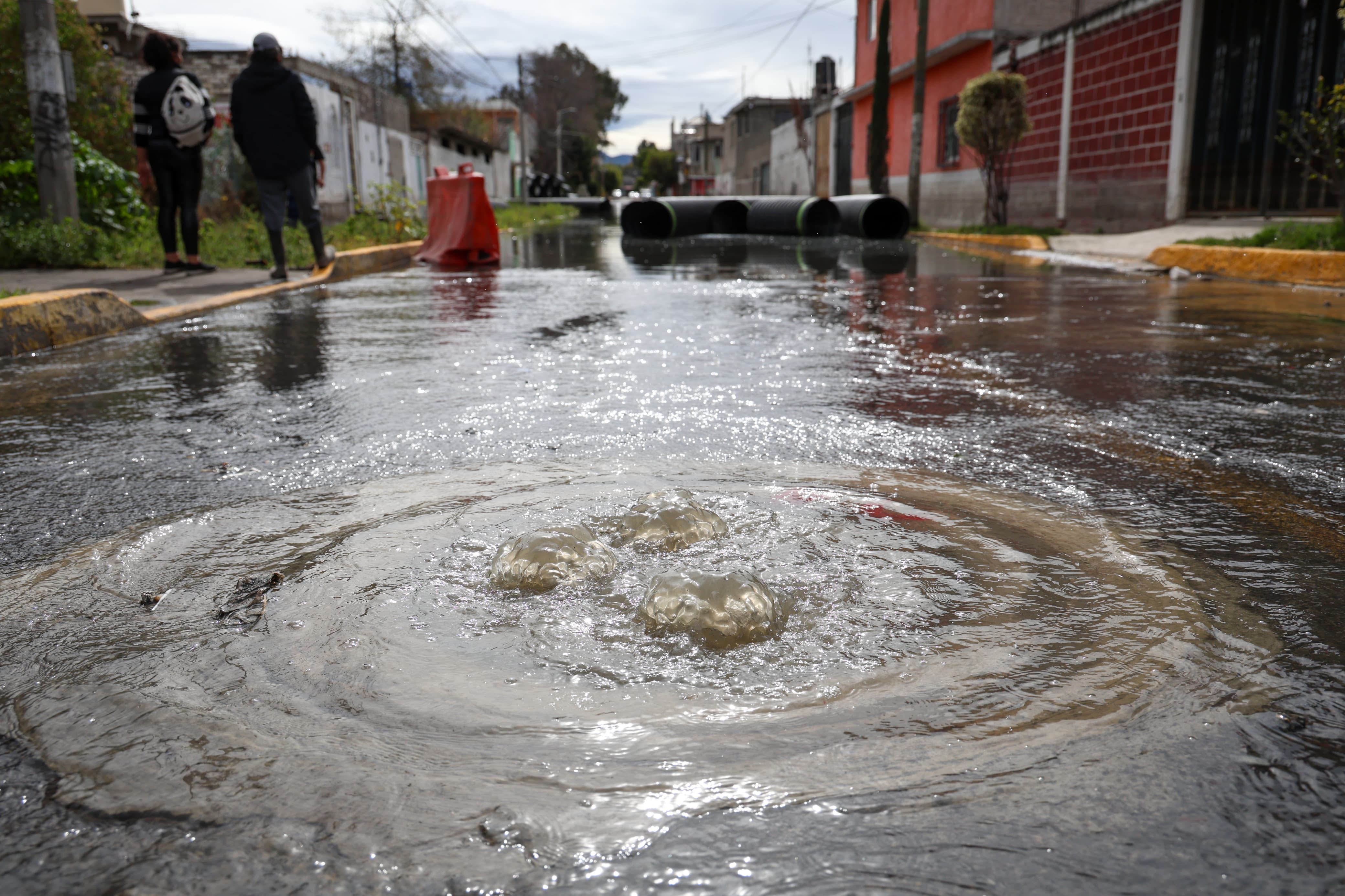 En algunos puntos el agua salió por las coladeras. Foto Luis Camacho