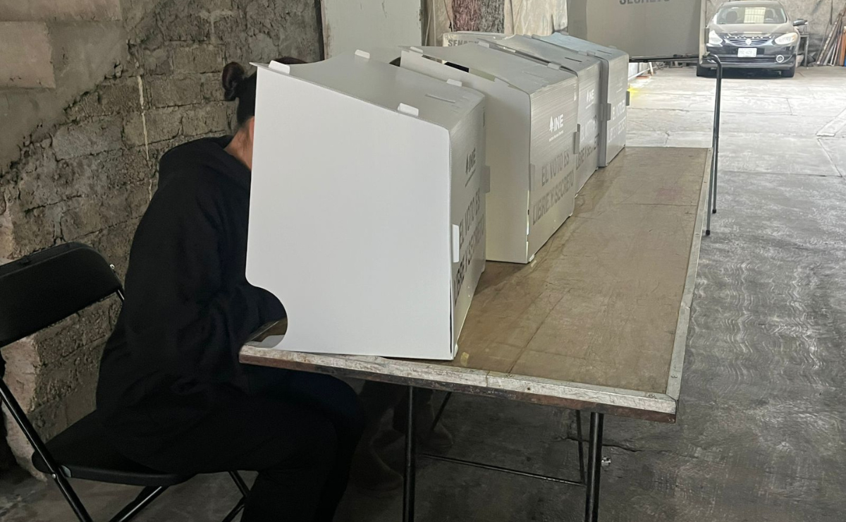 Adultos mayores tuvieron problemas para emitir su voto en una casilla de Toluca debido al diseño de las boletas y la mala iluminación Foto: Karen Aldama