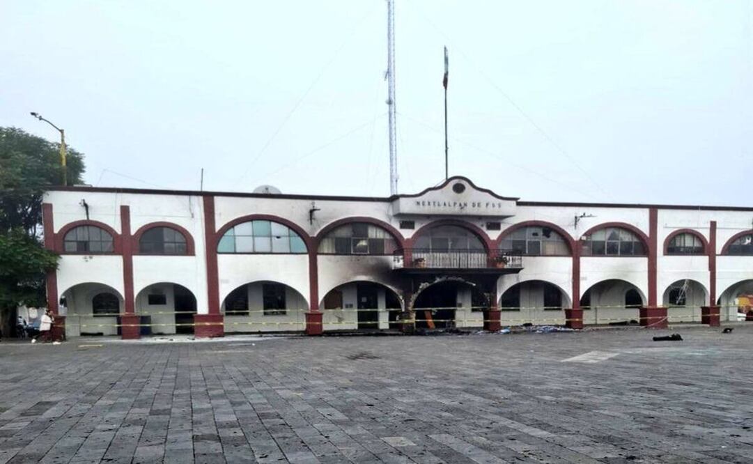 Palacio Municipal sigue bajo resguardo tras incendio por pobladores en Nextlalpan. Foto: Especial.