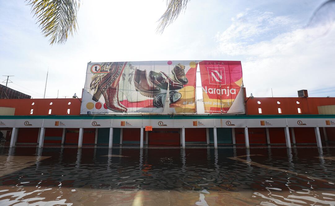 Más de 100 locatarios dedicados a la venta de zapatos en la Plaza Naranja Procasma perdieron la mayoría de su mercancía tras las inundaciones. Foto: El Universal Estado de México