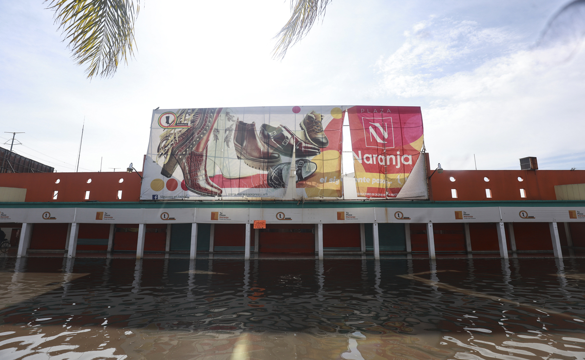 Pérdidas millonarias: Inundaciones afectan a más de 100 locatarios de calzado en San Mateo Atenco