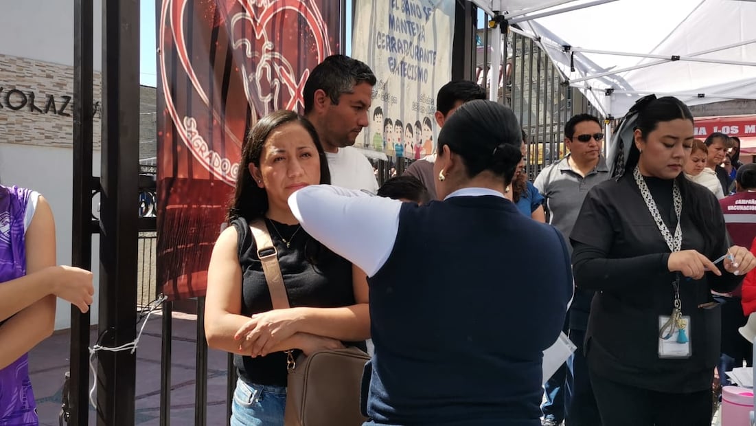 Ciudadanos de diversas colonias acudieron desde temprano a la Parroquia del Sagrado Corazón de Jesús para recibir sus dosis. Foto Especial