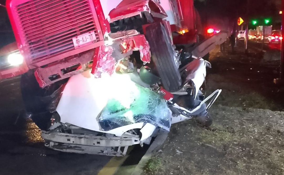 La fuerza del choque dejó el automóvil completamente destruido, con la cabina del tractocamión encima. Foto. Especial