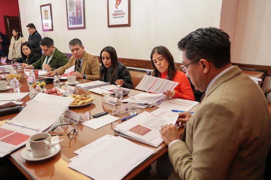 Integrantes del Jurado Calificador, encabezados por el consejero jurídico Jesús George Zamora, durante la selección de la terna finalista. Foto Especial