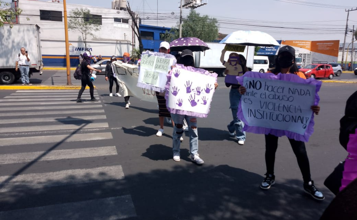 Familiares y activistas bloquean la vía Gustavo Baz en protesta por el abuso sexual en el Conalep. Foto: Rebeca Jiménez