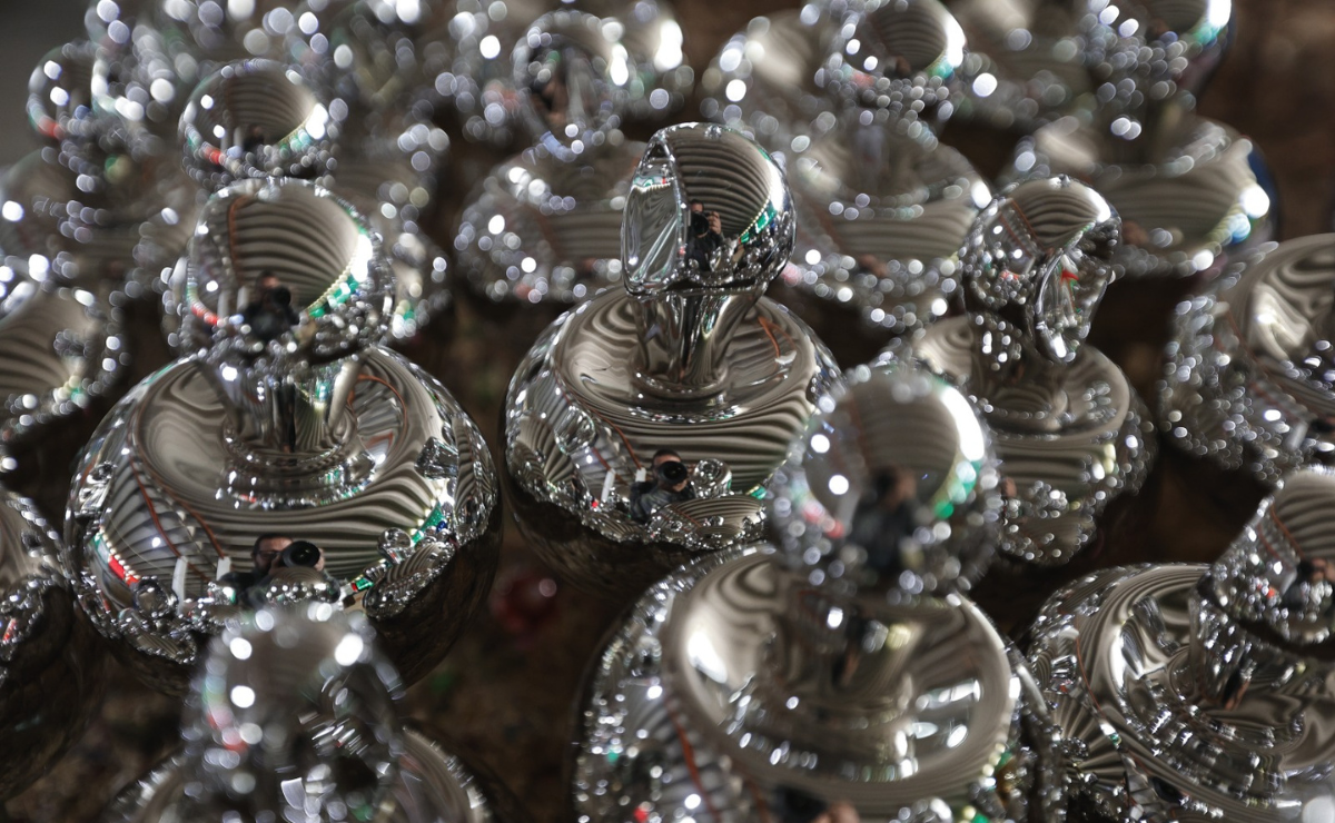 En los talleres de El Oro, el vidrio soplado cobra vida en forma de esferas navideñas Foto: Jorge Alvarado