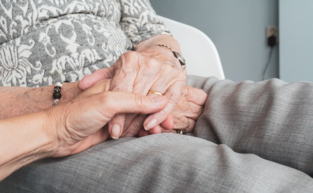 Con el envejecimiento, la velocidad de procesamiento disminuye y la memoria puede verse afectada. Foto: Pixabay.