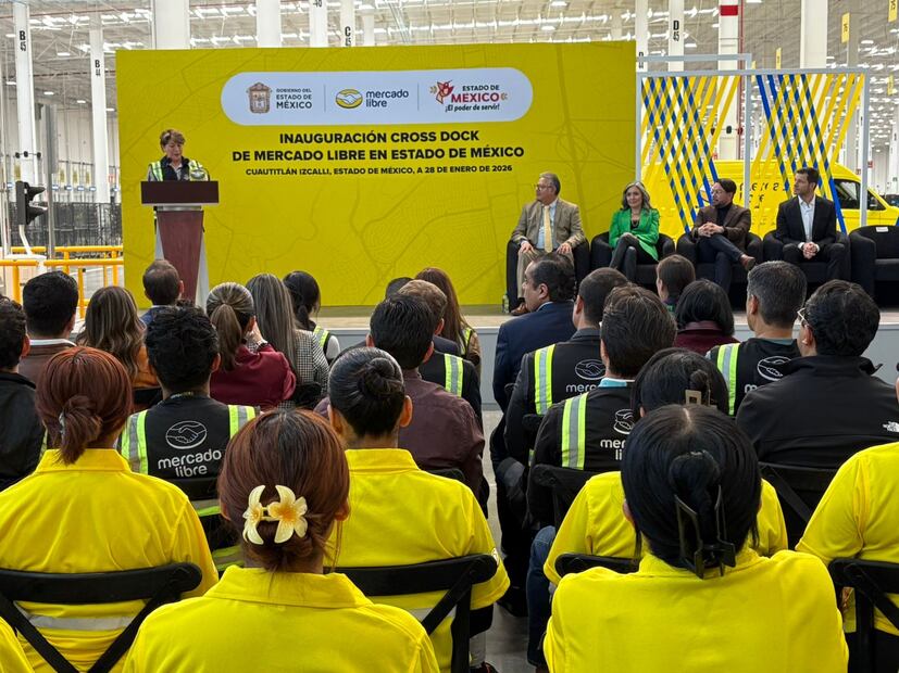 La gobernadora Delfina Gómez Álvarez y directivos de Mercado Libre cortaron el listón del Cross Dock más grande de la región, el cual tiene capacidad para procesar más de medio millón de envíos cada día. Foto Arturo Contreras / El Universal