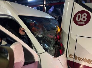 ¡Impacto brutal! Combi invade carril confinado y choca contra Mexibús