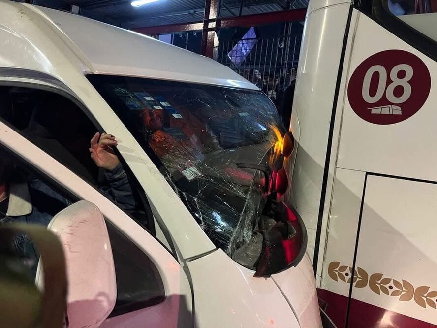El fuerte impacto destrozó el parabrisas de la combi y dejó al conductor con lesiones. Foto Especial