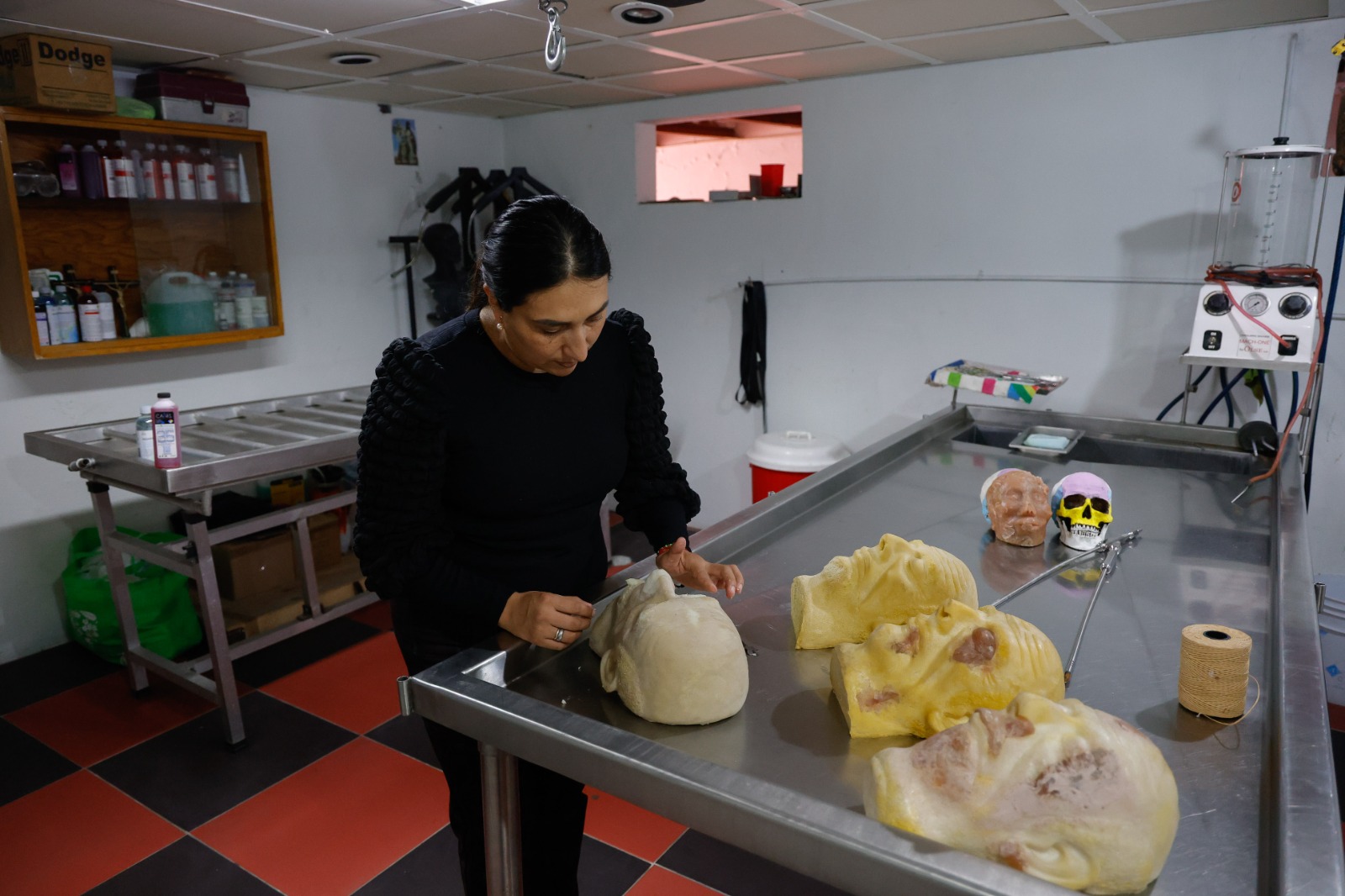 Su trabajo va más allá de la preservación de cadáveres, buscando dar una despedida digna. Foto Arturo Hernández