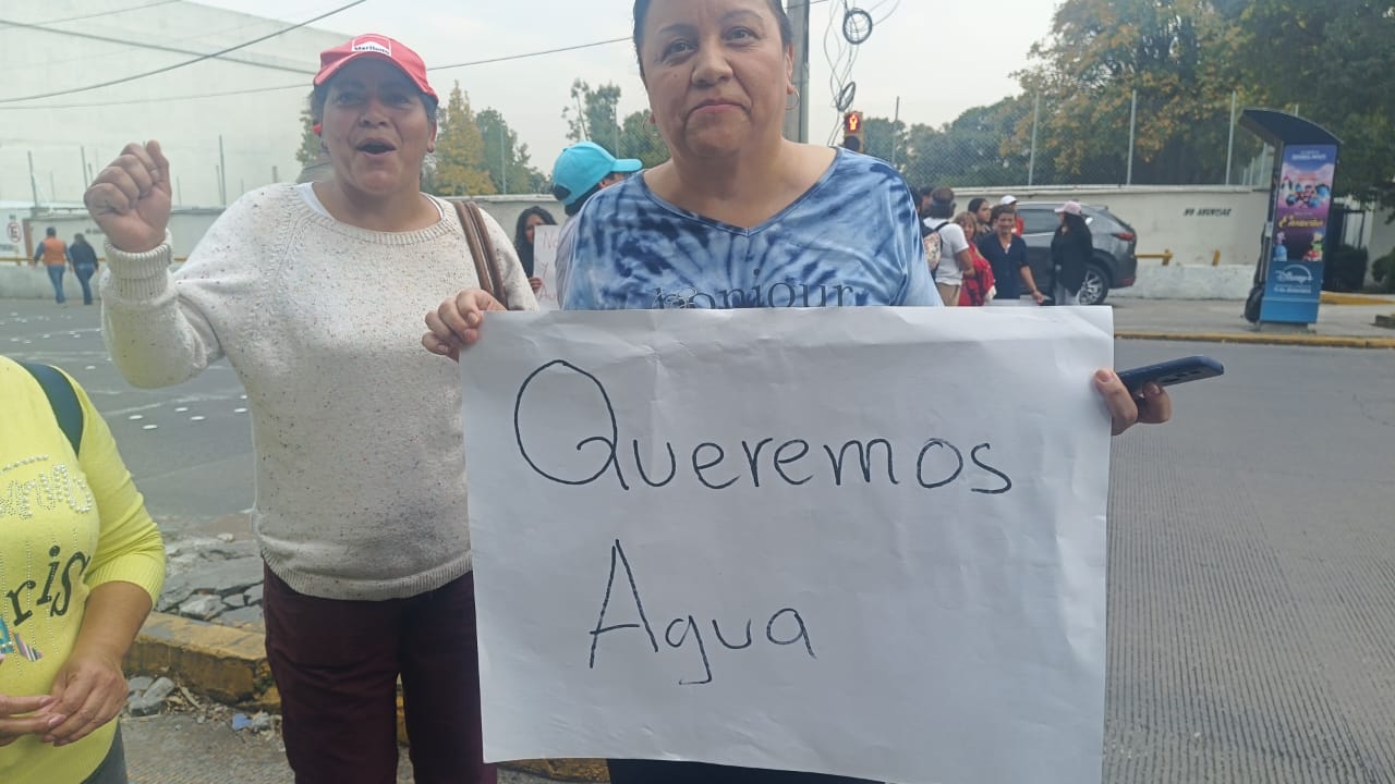 La falta de agua potable en la colonia Independencia de Naucalpan ha provocado el enojo de los vecinos, quienes tomaron las calles para exigir una solución urgente. Foto Especial