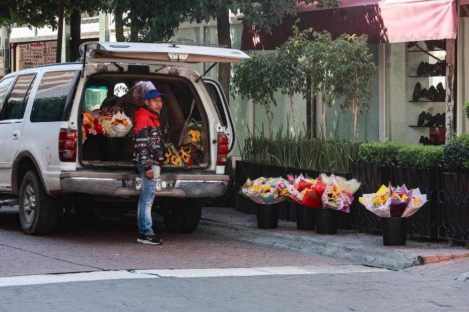Comerciantes de Toluca reportan que el precio de la docena de rosas podría cuadruplicarse respecto a semanas anteriores. Foto Alejandro Vargas / El Universal
