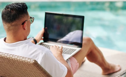 Vacaciones 'a medias': Por qué 6 de cada 10 mexicanos siguen trabajando en su descanso (y cómo lograr una desconexión real)