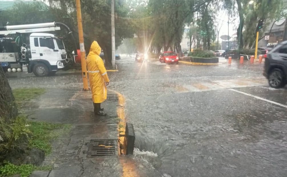 Personal operativo realiza labores de desazolve y apertura de coladeras para acelerar el desalojo de agua en vialidades afectadas de Tlalnepantla. Foto Especial