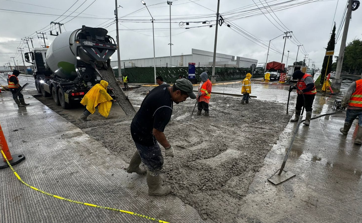 Hartos de baches, empresarios del Parque Toluca 2000 toman en sus manos la reparación de caminos, mientras reclaman apoyo gubernamental. Foto: Archivo