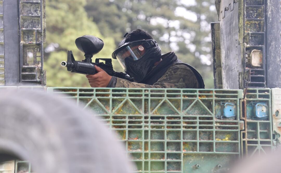 Del campo de juego destaca el cascarón de una avioneta, que sirve como cobertura para evitar ser eliminado / Foto Sergio García