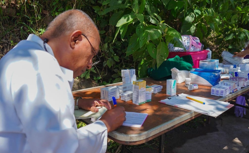 Protección Civil del Estado de México entrega kits de limpieza a las familias para apoyar en las labores de desinfección de sus hogares. Foto Especial