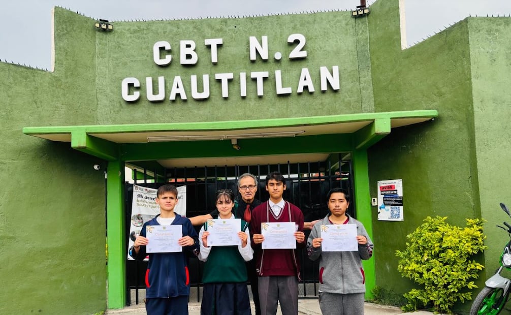 Estudiantes del CBT No. 2 de Cuautitlán que lograron su pase a las fases estatales y nacionales de ciencias aplicadas. Foto Especial