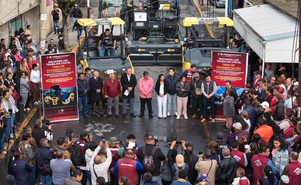 El alcalde de Valle de Chalco, Alan Velasco Agüero, encabezó el inicio de las obras de bacheo y repavimentación en el cruce de las avenidas Covarrubias y Alfredo del Mazo. Foto Especial