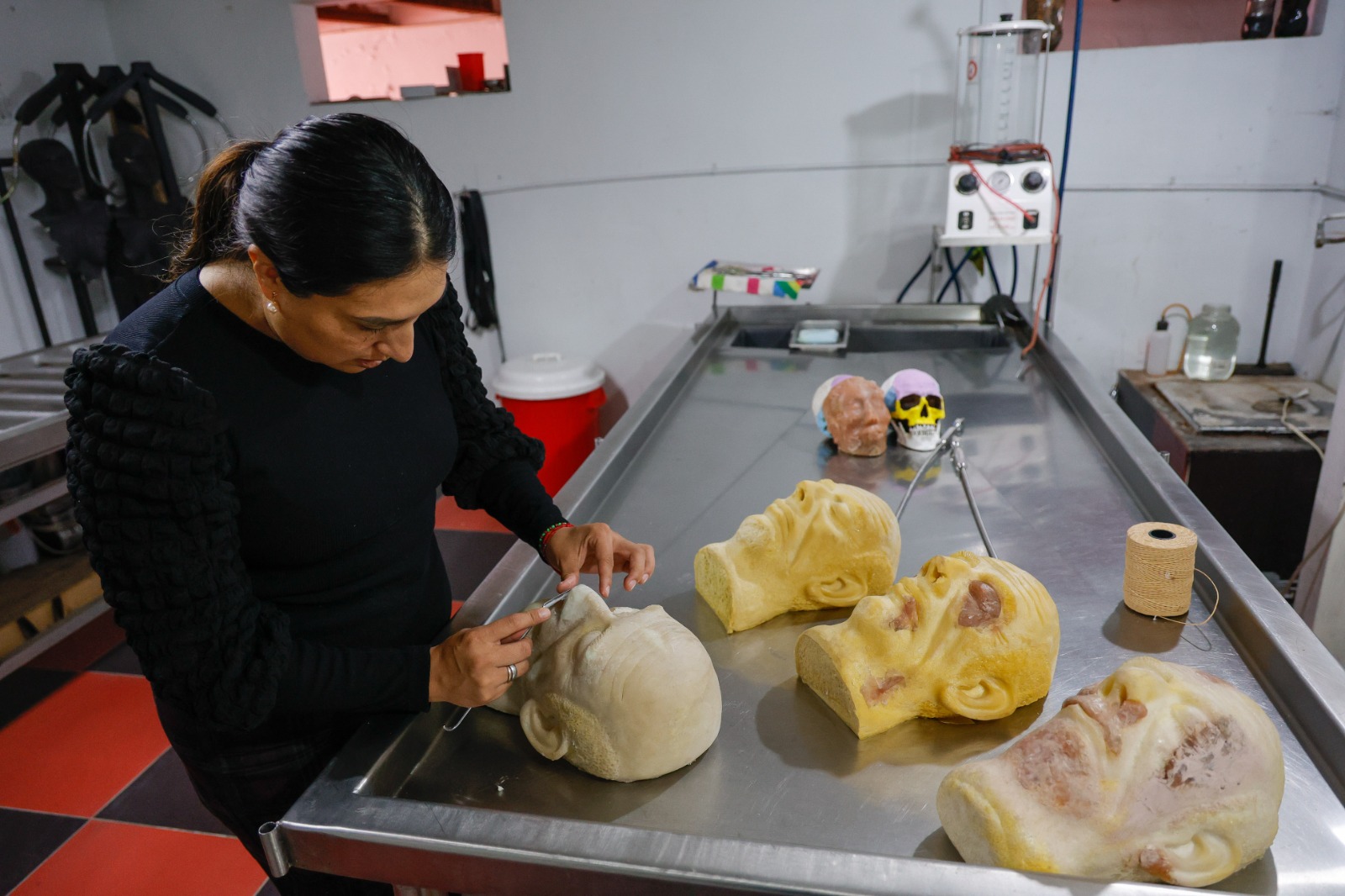 Diana es impulsora de la reconstrucción facial para cuerpos desfigurados por accidentes o enfermedades. Foto Arturo Hernández