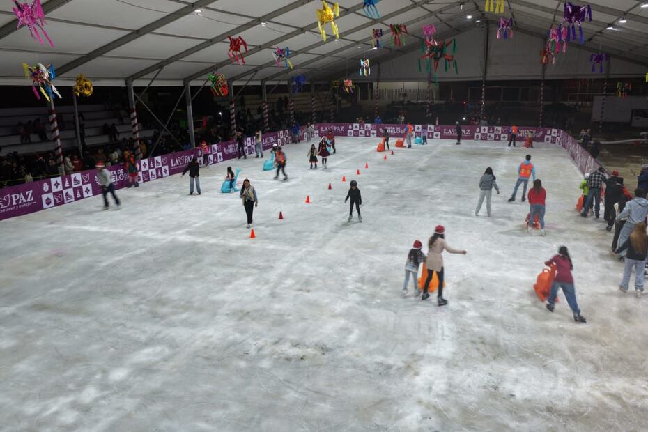 La pista de 40x20 metros instalada en la Cabecera Municipal de Los Reyes La Paz está lista para recibir de 150 a 200 personas simultáneamente, ofreciendo patinaje gratuito hasta el 12 de enero de 2026. Foto Especial
