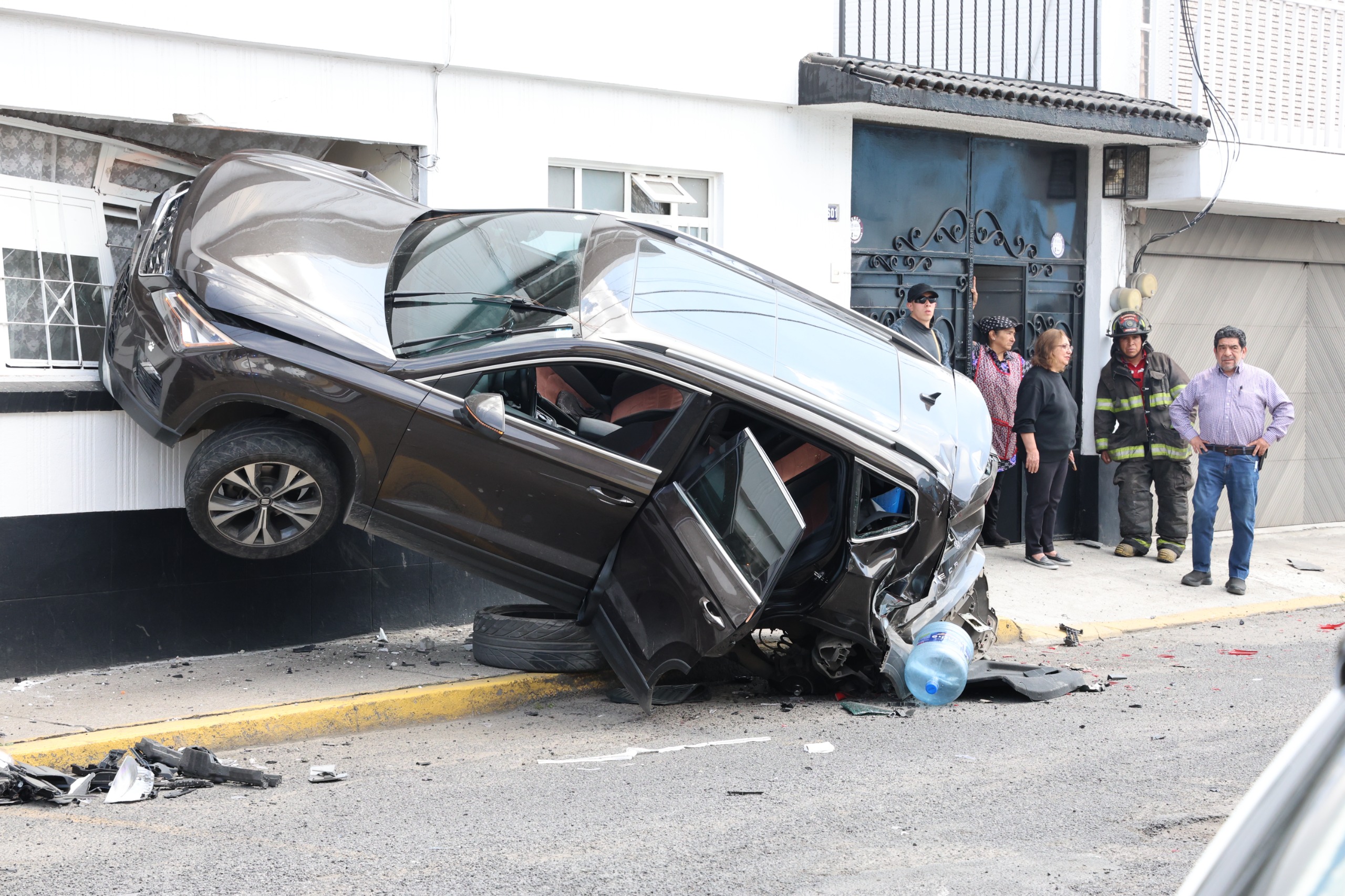 Video: Impactante accidente automovilístico daña vivienda en el centro de Toluca