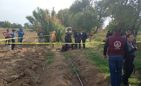 Dos hombres mueren intoxicados en un drenaje y vecinos intentan linchar a paramédicos en Chiautla