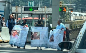 Familiares de cuatro desaparecidos bloquean la México-Toluca para exigir su localización