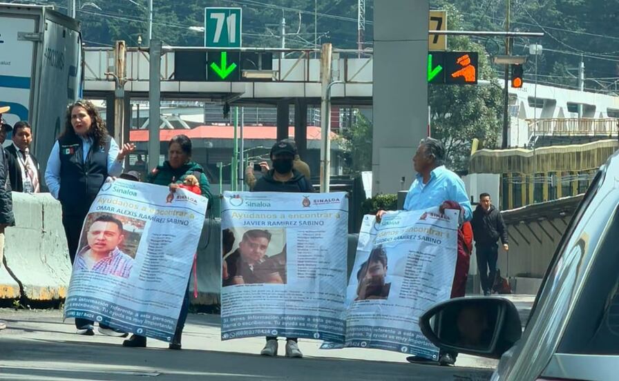 Familiares de 4 desaparecidos bloquean la México-Toluca para exigir su localización