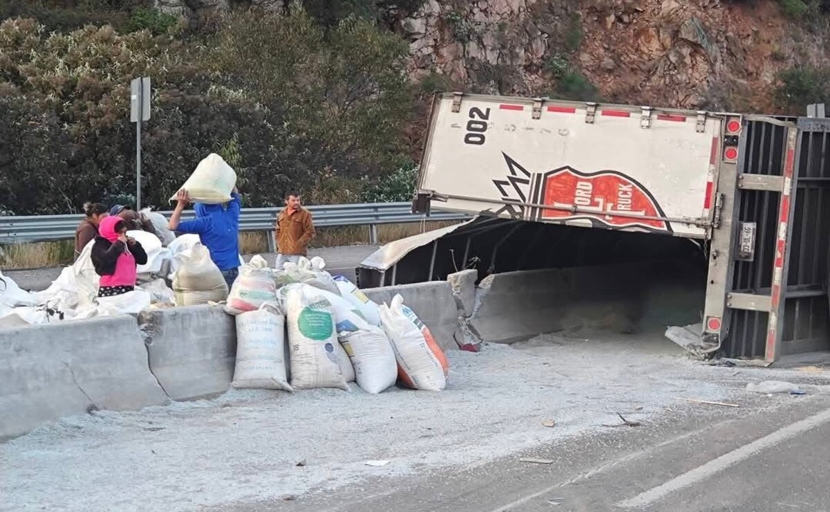 Acambay: Volcadura de tráiler provoca cierre total en la carretera Panamericana