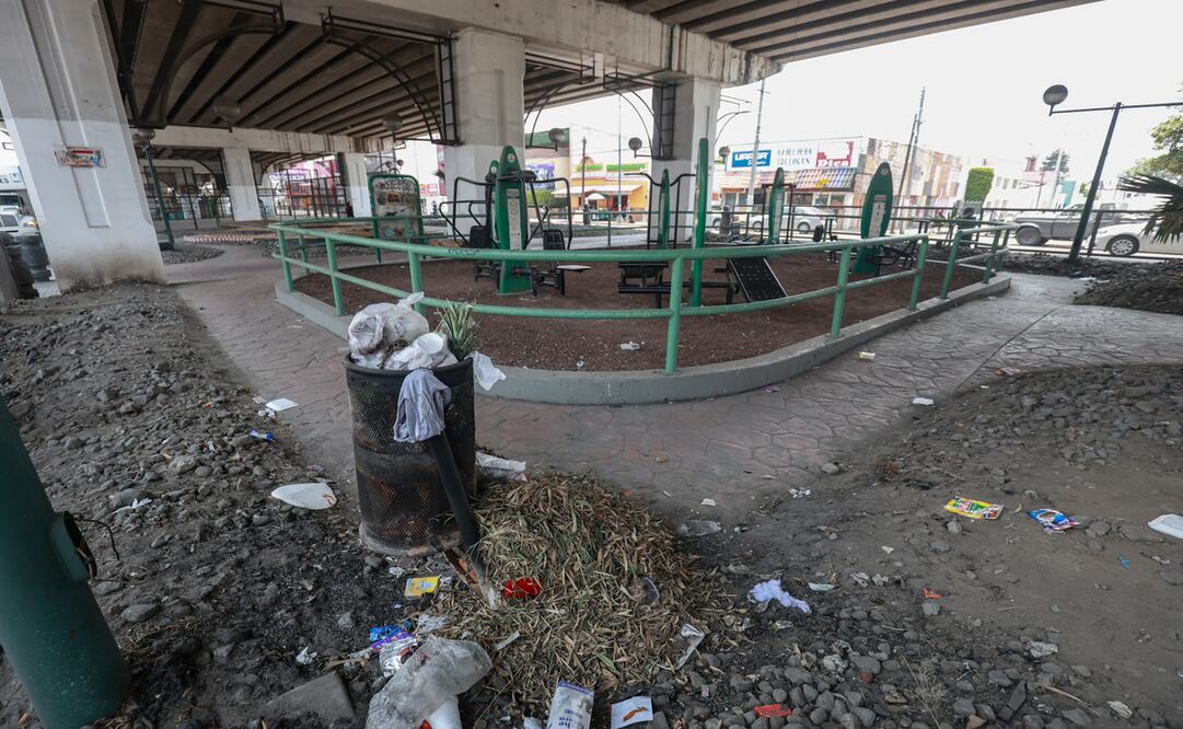 Los bajo puentes lucen abandonados, con basura y sin alumbrado público, siendo un foco rojo para la delincuencia. Foto: Alejandro Vargas / El Universal Edomex