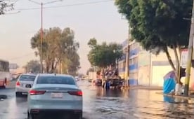 Fuga de agua en el centro de Tlanepantla ocasiona asentamiento vehicular  