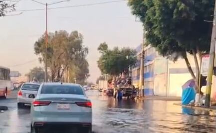 Fuga de agua en el centro de Tlanepantla ocasiona asentamiento vehicular  