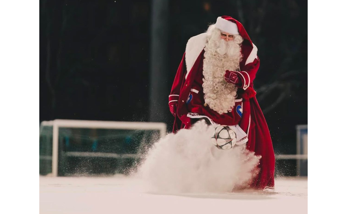 El equipo del FC Santa Claus en acción, demostrando su pasión por el fútbol / Foto: Especial