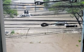 Autoridades atienden encharcamientos en 8 puntos críticos de Tlalnepantla; auto queda varado