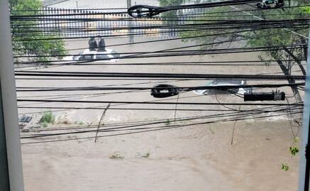 Autoridades atienden encharcamientos en 8 puntos críticos de Tlalnepantla; auto queda varado
