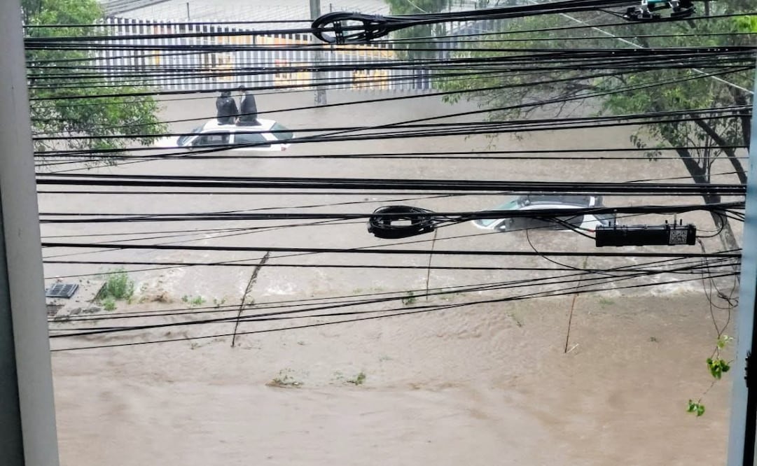 Momentos de tensión en Avenida Lago de Guadalupe: el nivel del agua inmovilizó a un automovilista frente a Plaza Lago. Foto Especial