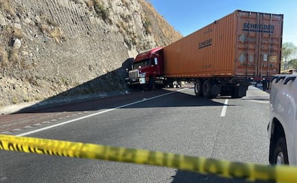 Tráiler choca en la Chamapa-La Venta; el conductor habría falleció tras un presunto asalto